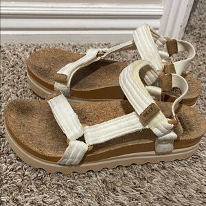REEF Cushion Rem Hi White Ankle Strap Sandals Size 9 Women’s